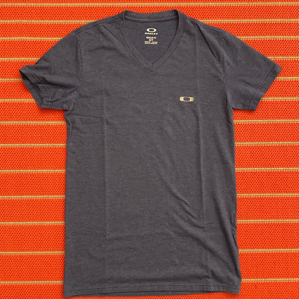 Men’s Oakley V-Neck Tshirt size Small